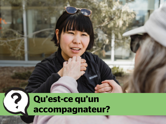 Une femme tient les mains d'une autre personne tout en signant en langue des signes américaine.