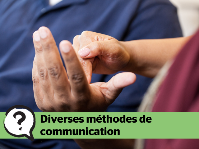 Gros plan sur deux mains portant une empreinte sur la paume. Le texte, quelles sont les diverses méthodes de communication ?